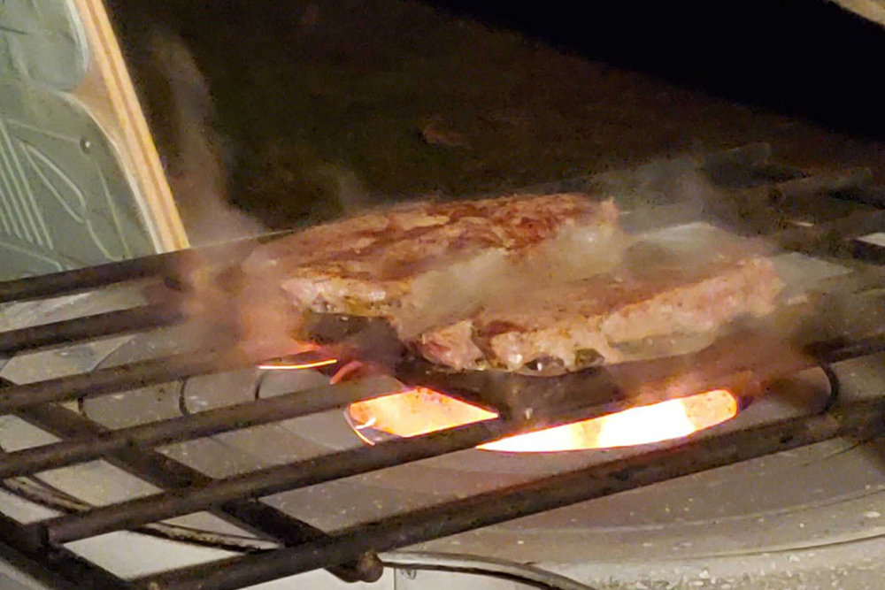 お肉を焼いている